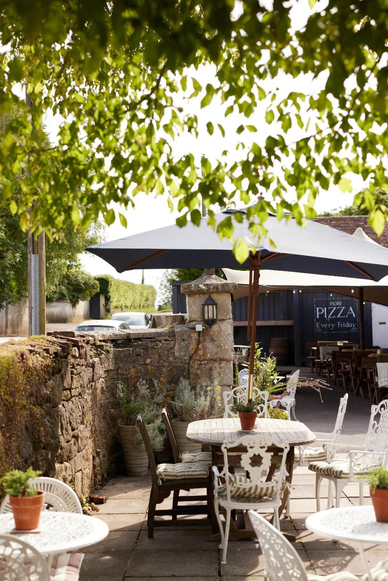 The Grosvenor Arms Hotel Hindon Екстериор снимка